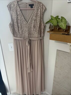 Jessica Howard Champagne Sequin V‑Neck Maxi Dress